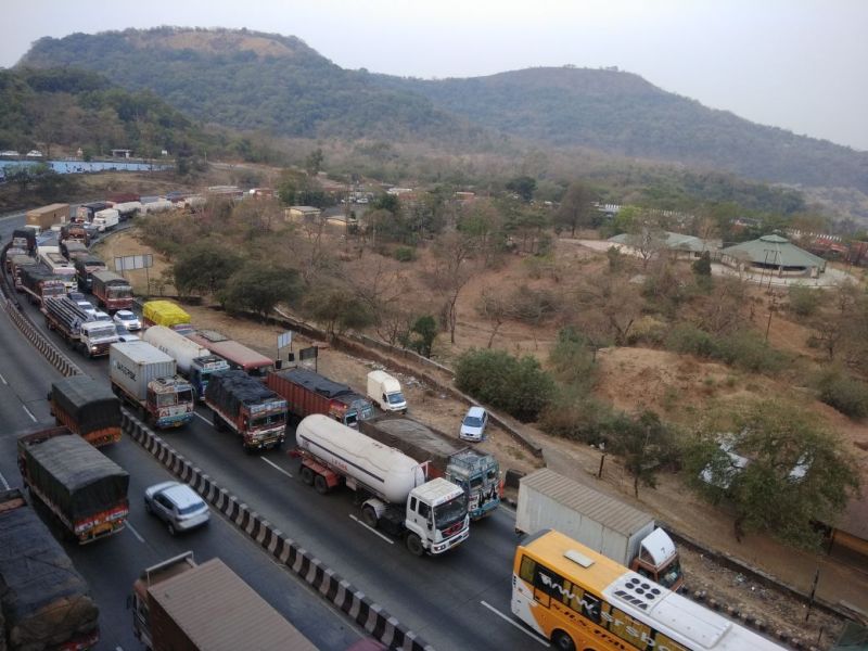 Traffic block on Mumbai-Pune Expressway, traffic will be closed for two hours today afternoon | मुंबई-पुणे महामार्गावर ट्रॅफिक ब्लॉक, आज दुपारी दोन तास वाहतूक बंद राहणार 