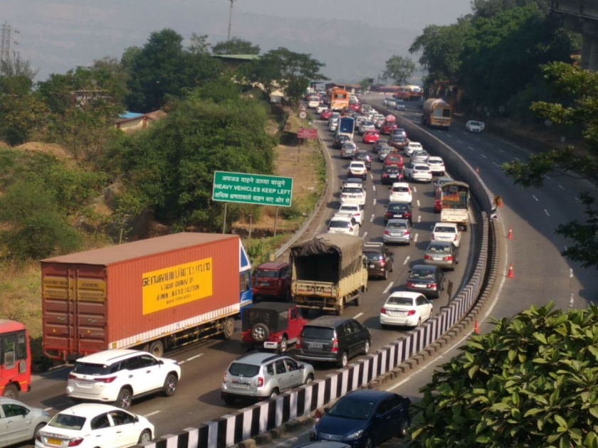 On second day, the slow-moving traffic on the Mumbai-Pune expressway, slow-moving traffic between Amrutanjan bridge and Khopoli exit | सलग दुस-या दिवशी मुंबई-पुणे एक्स्प्रेस मार्गावर वाहतूक धीम्या गतीने, अमृतांजन पूल ते खोपोली एक्झिट दरम्यान वाहतूक धीम्या गतीने
