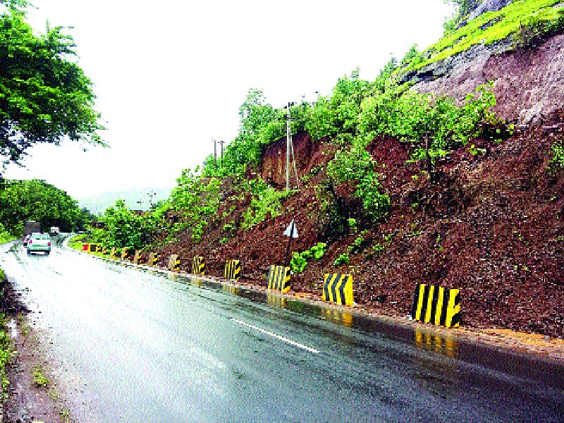 Due to the collapse of the Mumbai-Goa highway | मुंबई-गोवा महामार्गावर दरड कोसळण्याची भीती