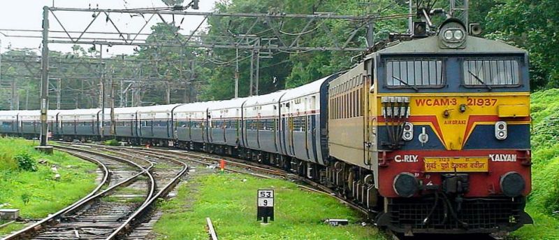 Reservation full; 'No Rooms' on Mumbai-Pune Railway | आरक्षण फुल्ल; मुंबई-पुणे मार्गावरील रेल्वेत ‘नो रूम्स’