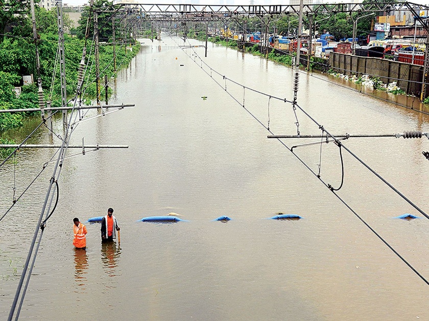 Trains, roads and metro service stalled again due to rain | पावसामुळे पुन्हा रेल्वे, रस्ते आणि मेट्रो सेवा ठप्प