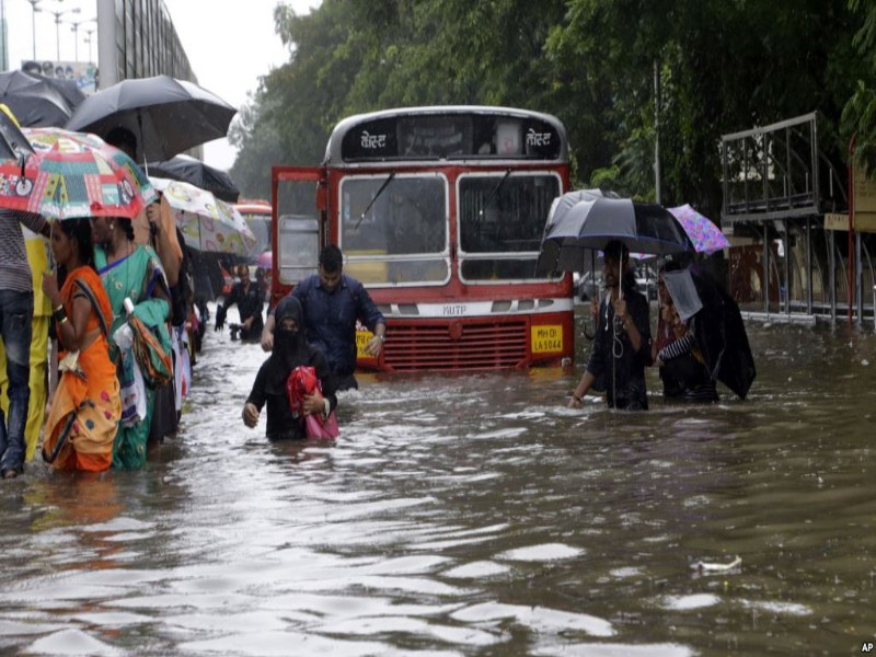 500 crore loss due to heavy rains in Mumbai | अतिवृष्टीने मुंबईत ५०० कोटींची हानी; कोकणसह मुंबईसाठी निधीची गरज
