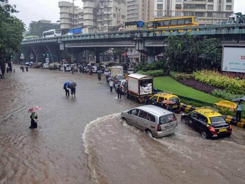 rain in mumbai with gusty wind | मुंबईत सोसाट्याच्या वाऱ्यासह झोडपधारा; ठाणे, रायगड, नवी मुंबईतही संततधार