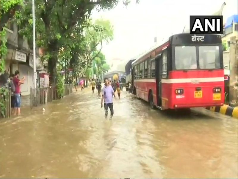 In Mumbai, heavy snowfall in Thane and local trains collapsed | Rains Live Updates : मुंबईत जोरदार पाऊस, तिन्ही मार्गांवरील लोकल खोळंबल्या