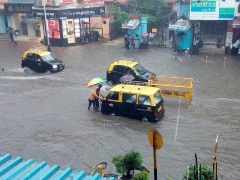 Mumbaikars woke up with rain | पावसाने उडाली मुंबईकरांची तारांबळ