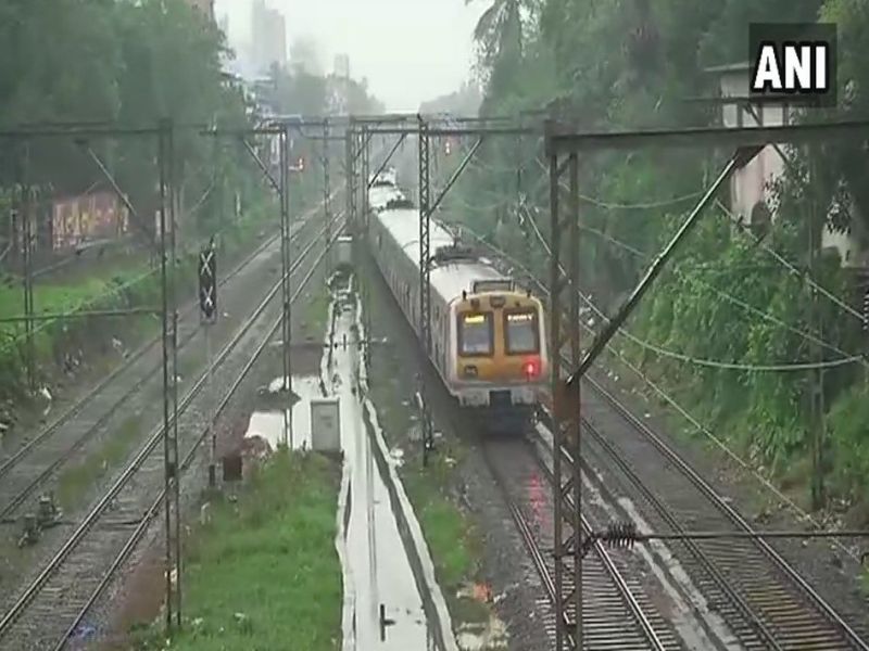 heavy rains lash out in mumbai city on alert | मुंबई पुन्हा जोर'धार', मात्र 'वादळ येणार' या अफवेवर विश्वास न ठेवण्याचं पालिकेचं नागरिकांना आवाहन