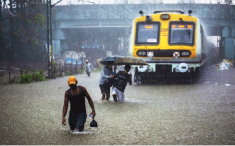 Mumbai Monsoon Lock; The first rains destroyed the garad: all the systems including local and best collapsed | मुंबई मान्सूनलॉक; पहिल्याच पावसाने केले गारद : लोकल, बेस्टसह सर्व यंत्रणा कोलमडल्या