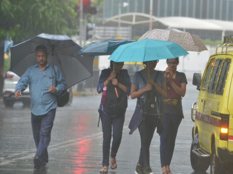 In Mumbai, heavy rains overnight will continue in the state in 48 hours | मुंबईसह उपनगरात रात्री पावसाची धुवाधार बॅटिंग, राज्यातही येत्या 48 तासांत बरसणार