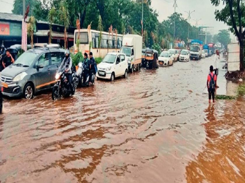 Heavy rains in Greater Mumbai impact on traffic | महामुंबईत मुसळधार, वाहतुकीवर परिणाम; ठाणे, नवी मुंबई, पालघर, रायगडमध्येही विजांच्या कडकडाटासह बरसला!
