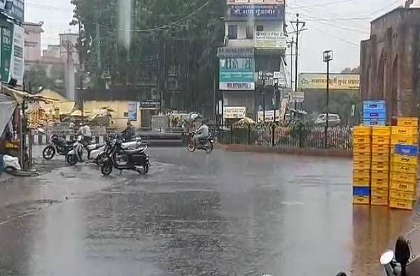 Unseasonal rainstorms in central part of Nashik including Panchavati | अवकाळी पावसाचा वादळी तडाखा; नाशिकच्या पंचवटीसह मध्यवर्ती भागात जोर'धार'