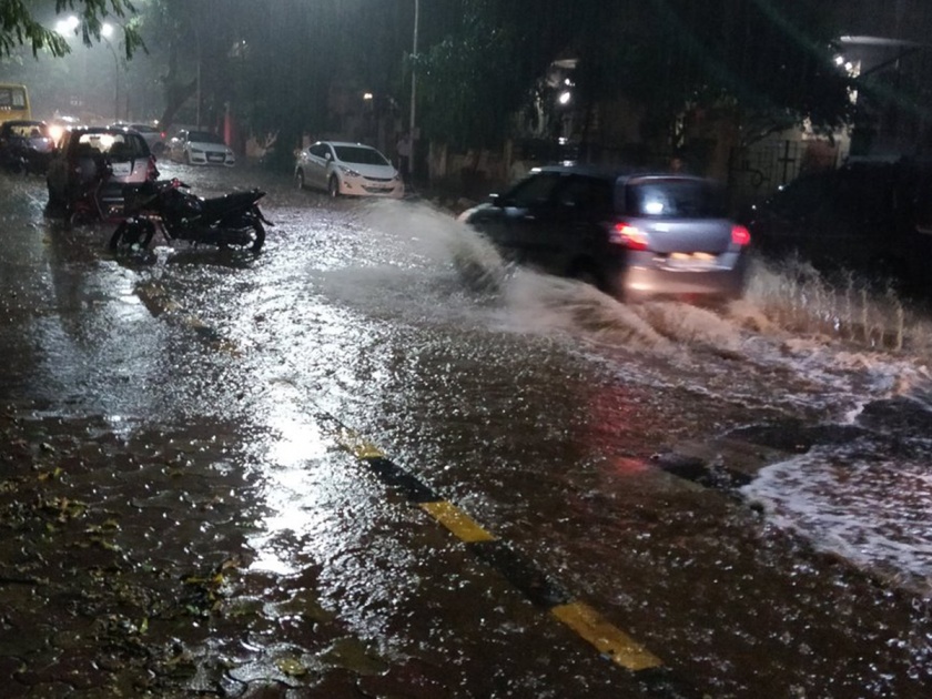 Sparse torrential rains in Mumbai; Trees fell in 171 places | मुंबईत तुरळक मुसळधारा; १७१ ठिकाणी झाडे कोसळली