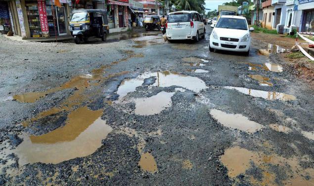 The cost of repairing roads in Mumbai cost Rs 250 cr | मुंबईतील रस्त्यांच्या दुरुस्तीसाठी अडीचशे कोटी रुपये खर्च