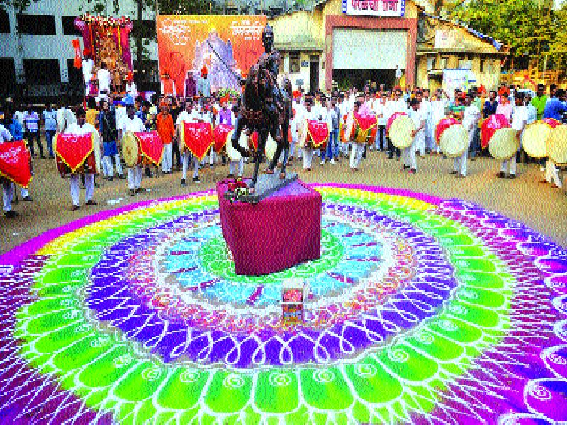 Shivaji Raje's palanquin drum-cards also mujra! | शिवाजी राजांच्या पालखीला ढोल-ताशांचाही मुजरा!