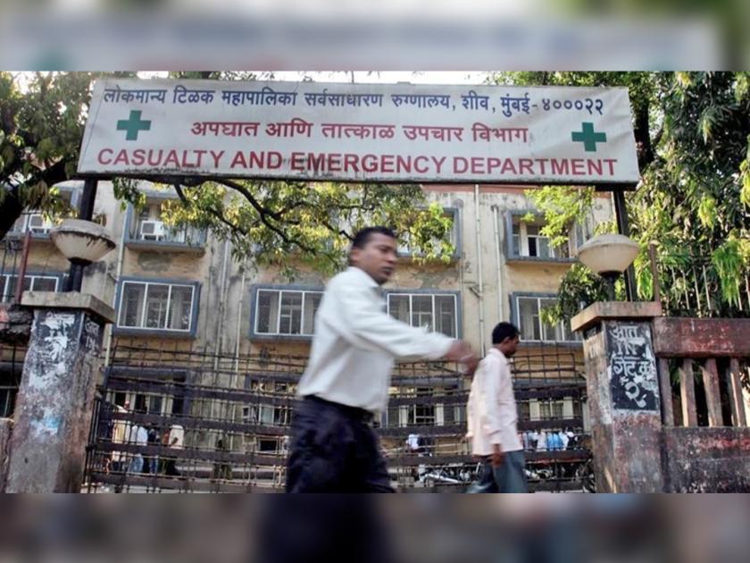 Mumbai News after Speeding car hit woman died on the spot at sion hospital | धक्कादायक! सायन हॉस्पिटलच्या आवारात भरधाव कारची धडक; वृद्ध महिलेचा जागीच मृत्यू