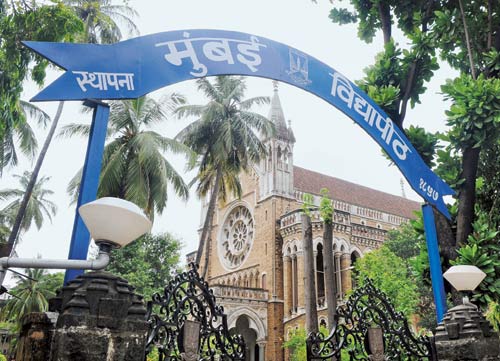 Charging from Mumbai University; Student organizations are aggressive | मुंबई विद्यापीठाकडून शुल्क आकारणी; विद्यार्थी संघटना आक्रमक