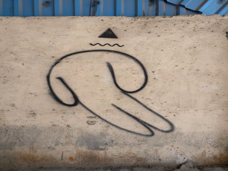 Spotted In Mumbai, Strange Graffiti With Shades Of Banksy | मुंबईतील भिंतींवर गूढ चित्रं, सोशल मीडियावर शंकाकुशंकांना उधाण