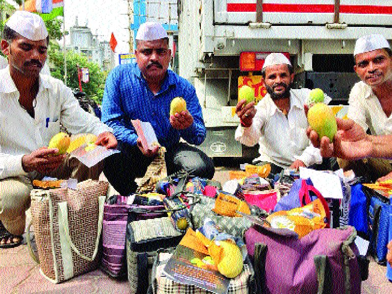 Mumbai's Dabewala News | मुंबईचे डबेवाले ठरले शेतकऱ्यासाठी मदतगार