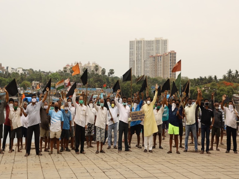 Fishermen protested against the Central Government and ONGC Company by displaying black flags on ports in the state including Mumbai | मुंबईसह राज्यातील बंदरावर काळे बावटे दाखवत मच्छिमारांनी केंद्र शासन अन् ओएनजीसी कंपनीचा केला निषेध