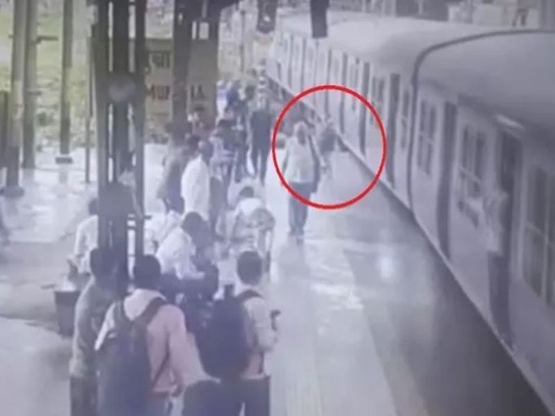 The young woman threatening to showed the knife by robber in the railway locals | तरुणीला चोरट्याने दाखविला लोकलमध्ये चाकूचा धाक 