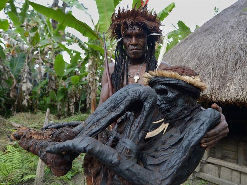 This tribe burn bodies, but not fully, Know the reason | 'या' जमातीतील लोक अर्धा जळालेला मृतदेह घरी आणतात अन् सांभाळून ठेवतात, जाणून घ्या कारण...