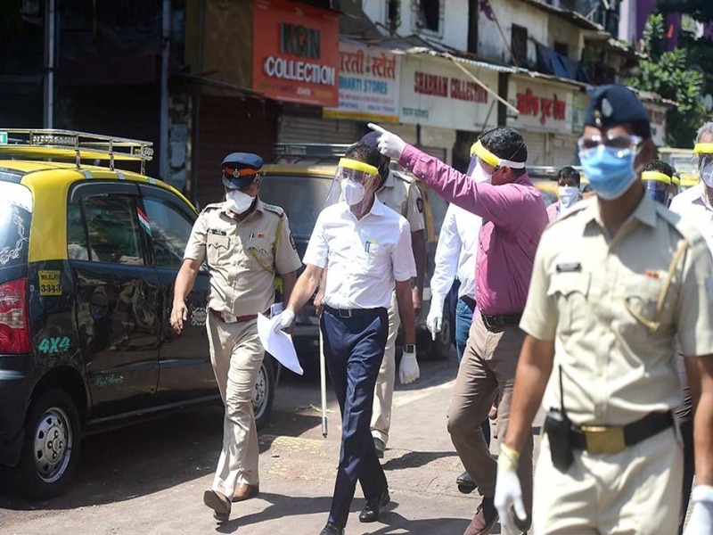 Mumbai Municipal Commissioner Iqbal Chahal said that there is no need for 100 percent lockdown in Mumbai once again | CoronaVirus News: पुणे, ठाण्यापाठोपाठ आता मुंबईतही लॉकडाऊन?; आयुक्तांनी दिली महत्त्वाची माहिती