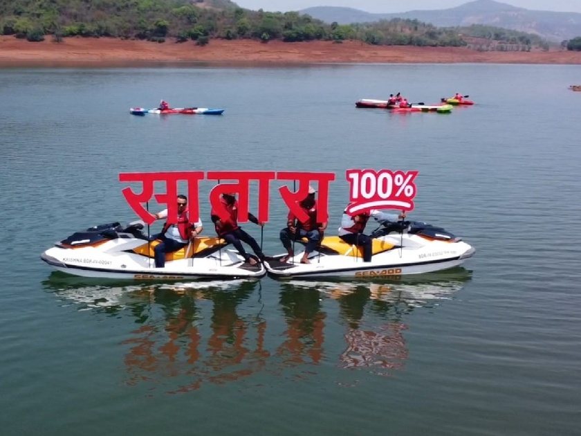 The administration also conducted voting awareness by using boats at Munawale, a water tourism spot in Satara district | Satara: मुनावळे जलपर्यटनस्थळी बोटीतून १०० टक्के मतदानाचा संदेश