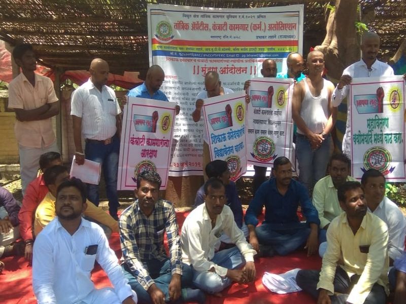 Contract workers in Mahavidyar staged a mundan agitation! | महावितरणमधील कंत्राटी कामगारांनी केले मुंडन आंदोलन!