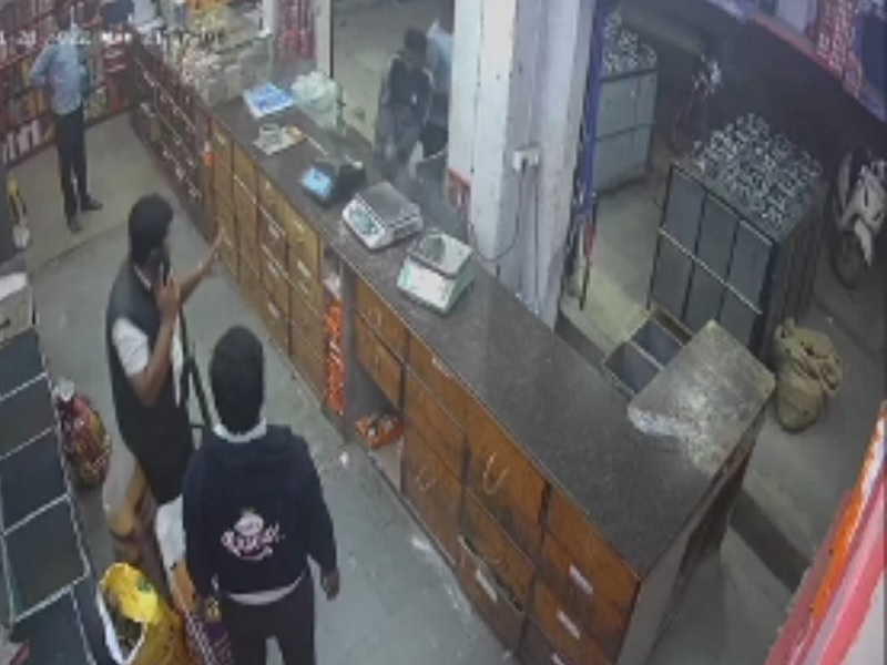 Attack on businessman for extortion in Mundhwa, Shocking incident captured on CCTV | VIDEO | मुंढव्यात खंडणीसाठी व्यापाऱ्यावर कोयत्याने हल्ला, धक्कादायक प्रकार सीसीटीव्हीत कैद