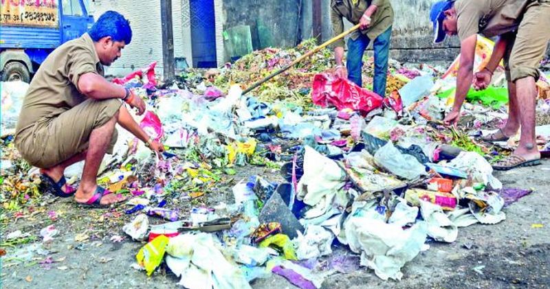 CoronaVirus; Municipal cleaning workers are at risk in Akola | ‘कोरोना’चे सावट; मनपा सफाई कर्मचाऱ्यांचा जीव धोक्यात