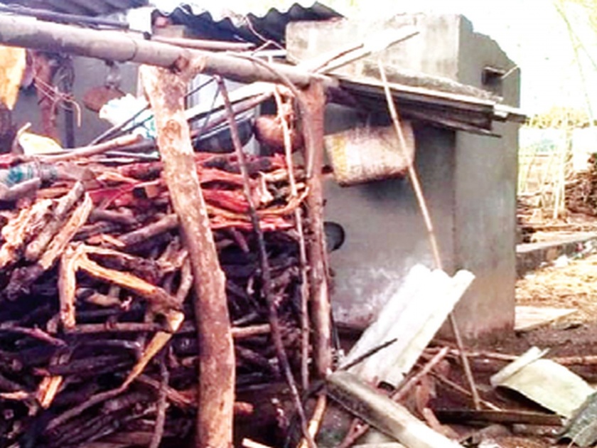 Damages caused by storms of houses in Murbad taluka | मुरबाड तालुक्यातील घरांचे वादळी पावसाने केले नुकसान