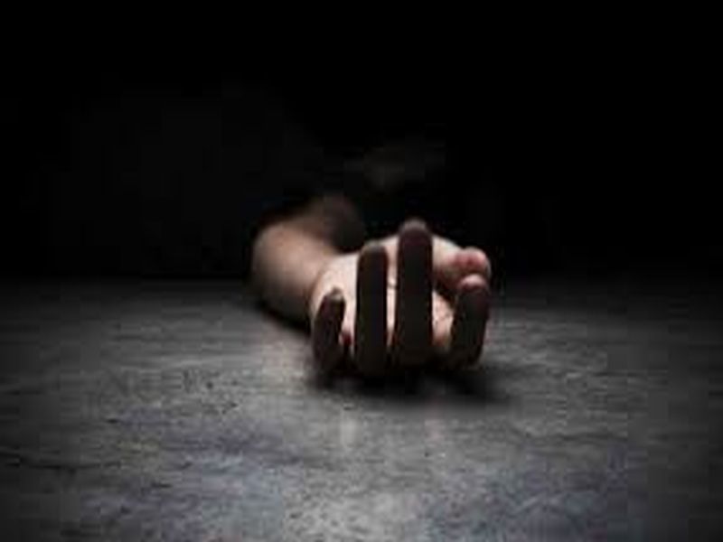 Husband murdered wife in ahmednagar | दगडी पाटा डोक्यात घालून पतीनं केली पत्नीची हत्या