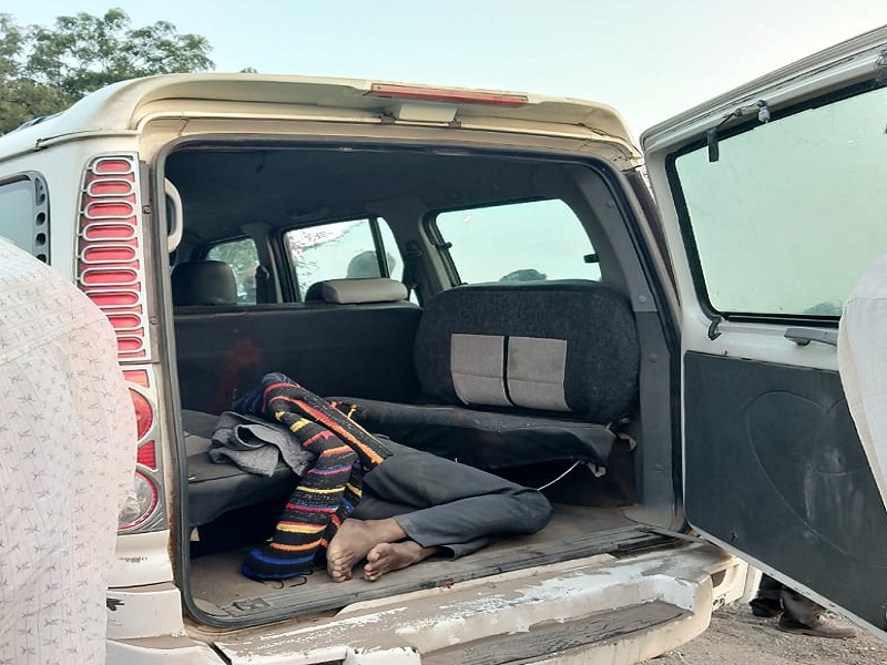 The body of a young man with blood was found in a reckless jeep in Parali | परळीत जीपमध्ये तरुणाचा रक्ताने माखलेला मृतदेह आढळ्याने खळबळ