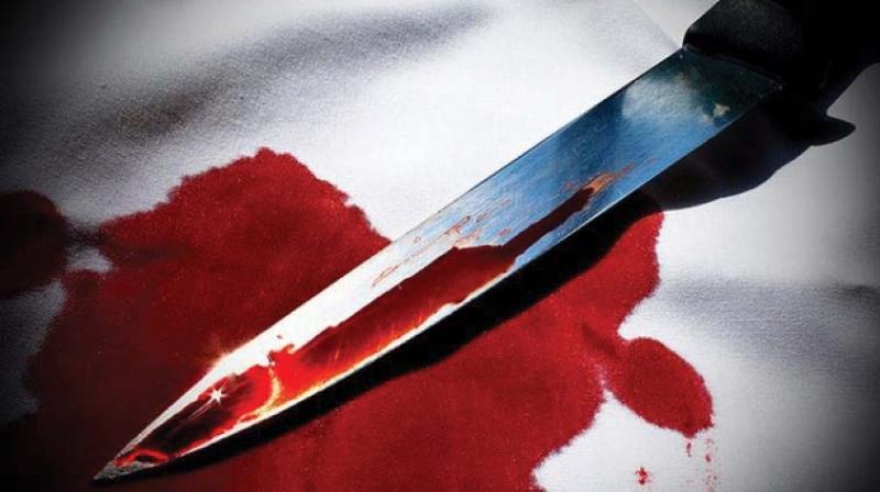 Knife assault | तरुणावर चाकूने प्राणघातक हल्ला