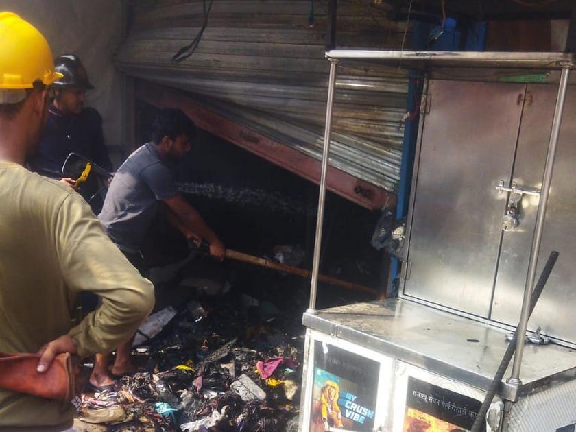 Garment shops fire in Mumbra due to shock circuit | मुंब्रा येथे कपड्याच्या दुकानाला आग; आगीत दोन दुकानांमधील वस्तू खाक