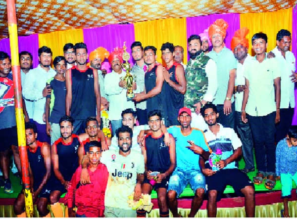 Kolhapur team's wager - Murgud Football tournament: Ravi Shinde Sangh first-ranked honorary | कोल्हापूरच्या संघाची बाजी -मुरगूड फुटबॉल स्पर्धा : रवी शिंदे संघ प्रथम क्रमांकाचा मानकरी