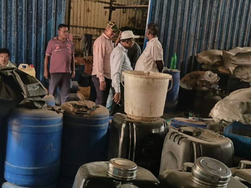 KDMC demolishes 8 illegal scrap warehouses; | केडीएमसीने तोडली ८ बेकायदा भंगार गोदामे; १५ गोदाम चालकांच्या विरोधात एमआरटीपीचे गुन्हे दाखल