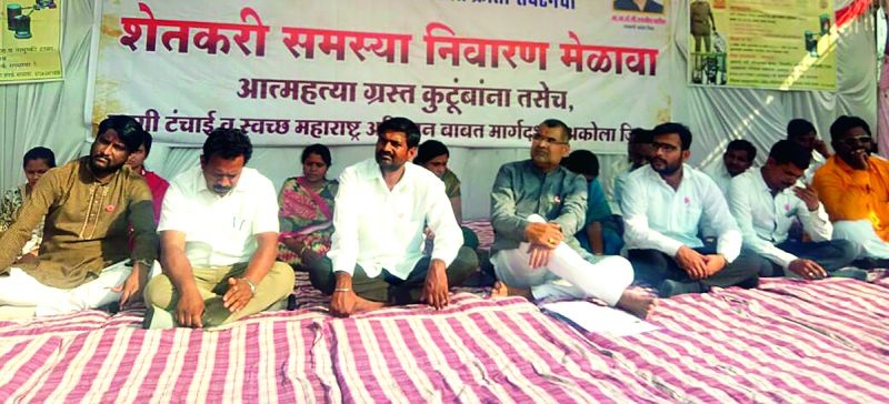 Murtijapur: Government policy against farmers in the last 60 years - Sadbhau Khot | मूर्तिजापूर : गेल्या ६0 वर्षांत सरकारी धोरण शेतकर्‍यांचा विरोधातच - सदाभाऊ खोत