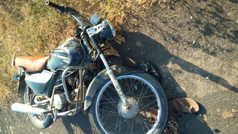 Two-wheeler seriously injured in unidentified vehicle collision | अज्ञात वाहनाच्या धडकेत दुचाकीस्वार गंभीर