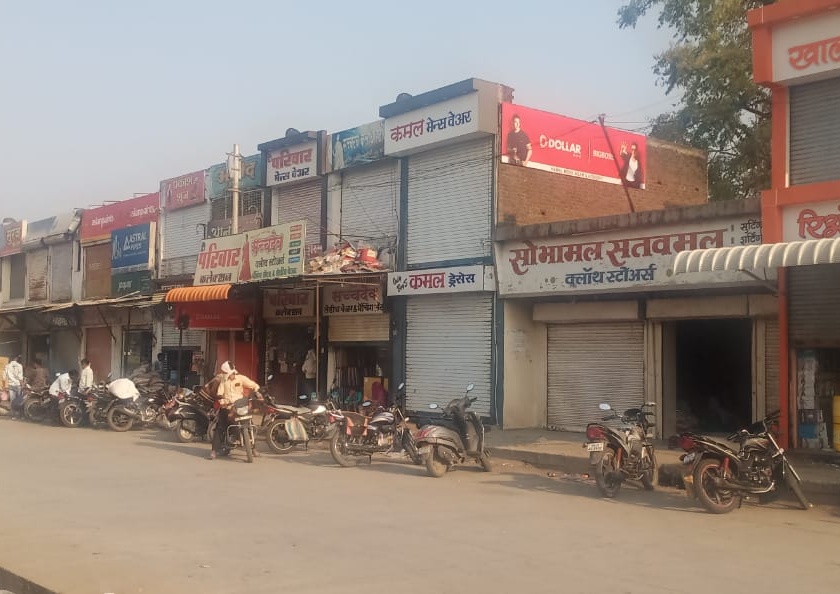 Murtijapur has no effect of lockdown; Many shops opened wide | मूर्तिजापूरात लॉकडाऊनचा परीणाम नाही; अनेक दुकाने सताड उघडी