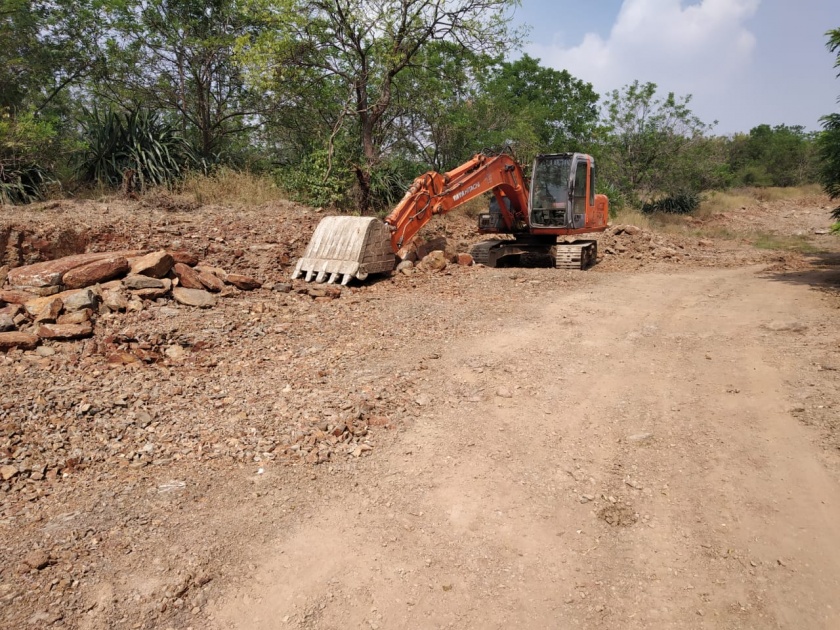 Illegal mum excavation in village panchayat premises: village steward unknown | वेळे ग्रामपंचायतीच्या जागेत अवैध मुरूम उत्खनन : गाव कारभारी अनभिज्ञ