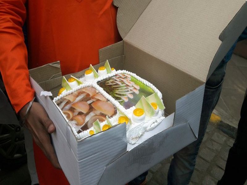 Gujarat election: BJP leader Tejinder Bagga distibute Mushroom cake | गुजरात निवडणूक: भाजपा नेते तेजिंदर बग्गा यांनी मशरुम केक वाटत केला आनंद साजरा