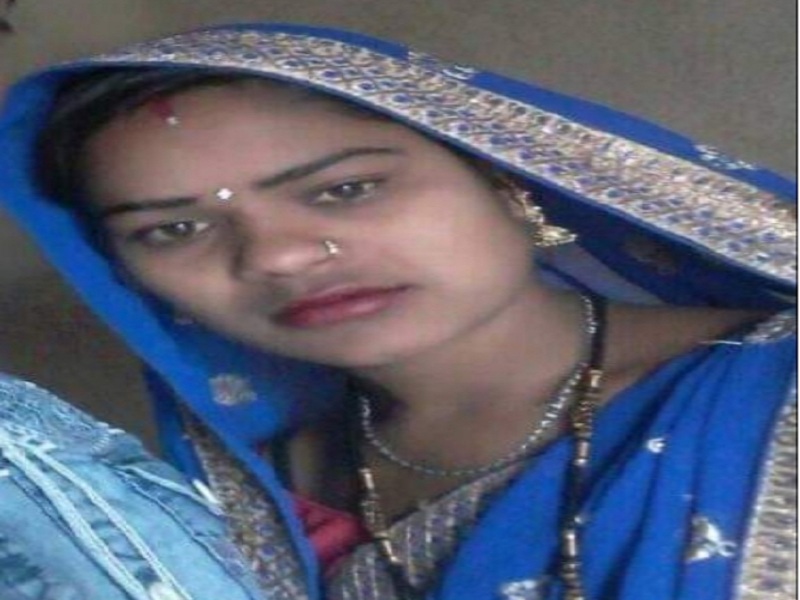 newly married women fallen while speaking on the mobile was death in Gangapur | नवविवाहितेला मोबाईलचा अतिरेक नडला; मोबाईलवर बोलतांना जिन्यावरून पडल्याने झाला मृत्यू