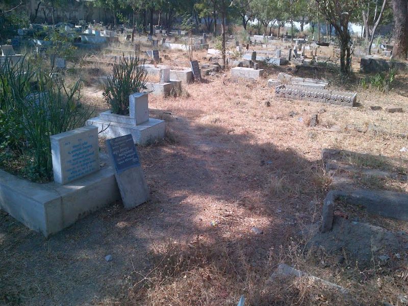 Lack of service facilities in the Muslim graveyard of Nashik | नाशिकच्या मुस्लीम कब्रस्तानमध्ये सेवा-सुविधांचा अभाव