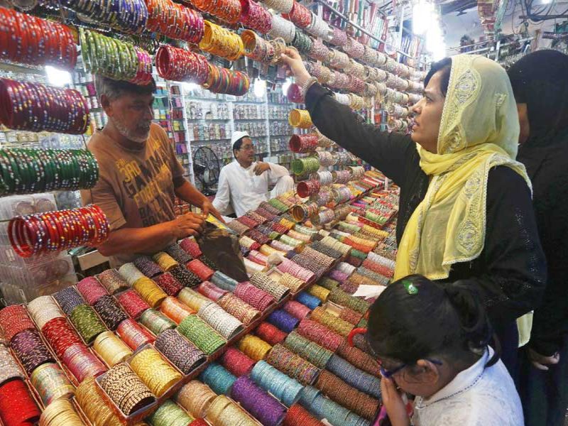 wearing bangles from unknown man is haram in Muslim | 'मुस्लिम महिलांनी परपुरुषाच्या हातून बांगड्या भरुन घेणे हराम'