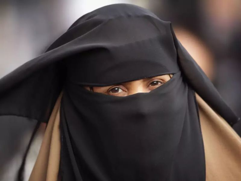 sri lanka bans all kind of face covering including burqa and naqab post 21 april terror blast | Sri Lanka Bomb Blasts : श्रीलंकेत साखळी बॉम्बस्फोटानंतर बुरख्यावर बंदी