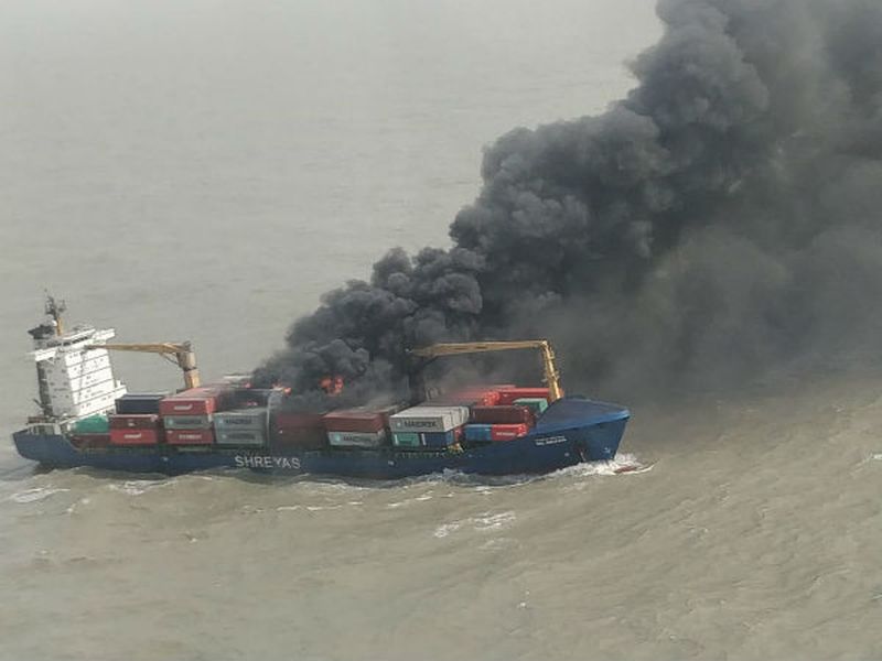 Cargo vessel fires, 11 crew members get rid of safely | मालवाहू जहाजाला भीषण आग, 22 क्रू मेंबर्सची सुखरुप सुटका
