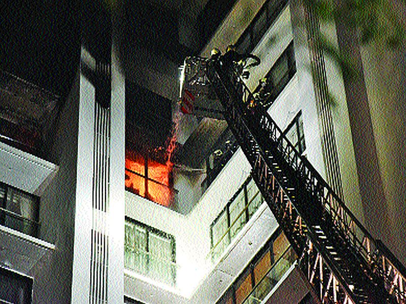Fire at a building in Villeparle; Four were rescued safely | विलेपार्ले येथील इमारतीला आग; चार जणांची सुखरूप सुटका