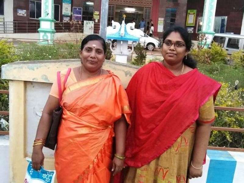 Meet the mom-daughter duo who cracked TNPSC together and got govt job | आईच्या संघर्षाची कथा, राज्यसेवा आयोगाची परीक्षा देऊन 'माय-लेक' बनल्या अधिकारी