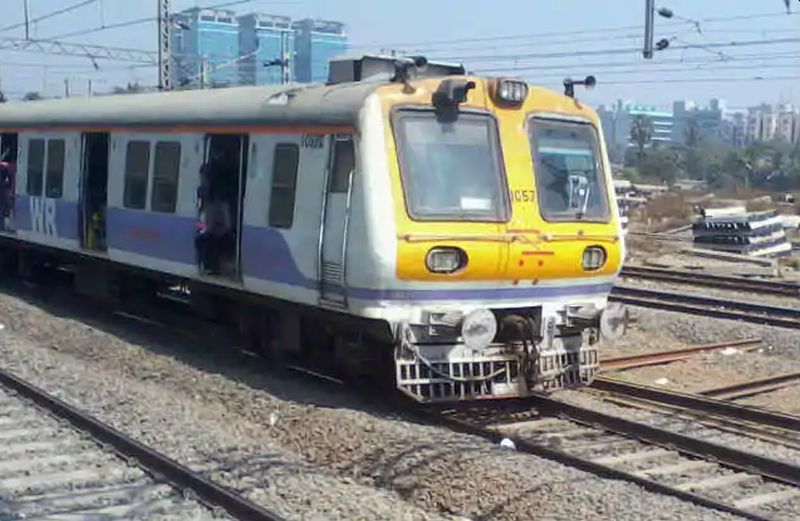 Changes in the 'local' schedule for railway employees in mumbai | रेल्वे कर्मचाऱ्यांसाठी चालविण्यात येणाऱ्या 'लोकल' वेळापत्रकात बदल 