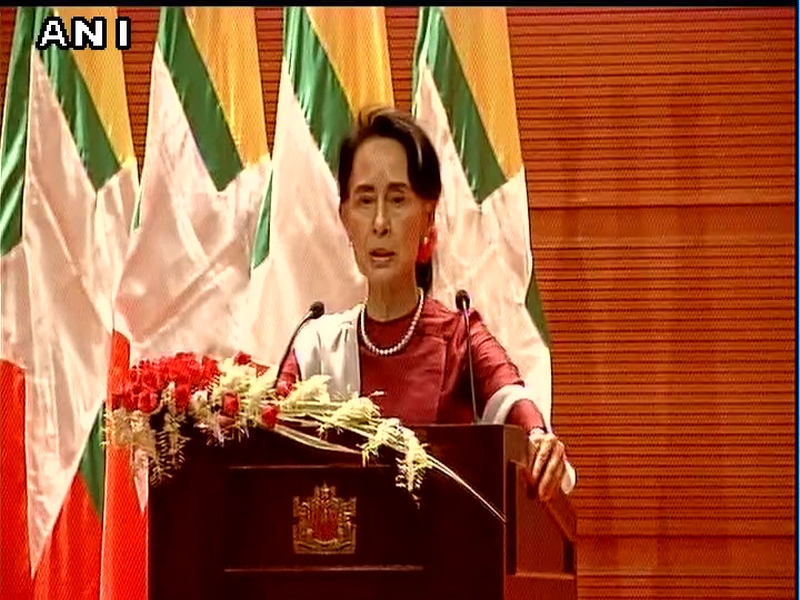 Aung San Suu Kyi, who first addressed the country on the LIVE-Rohingya issue | रोहिंग्या का पळून जात आहेत ते माहिती नाही - अाँग सान सू की